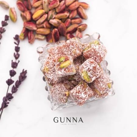 Antep fıstıklı küp cezerye, geleneksel Türk tatlısı, pistachio ve cevizle zenginleştirilmiş enfes le.