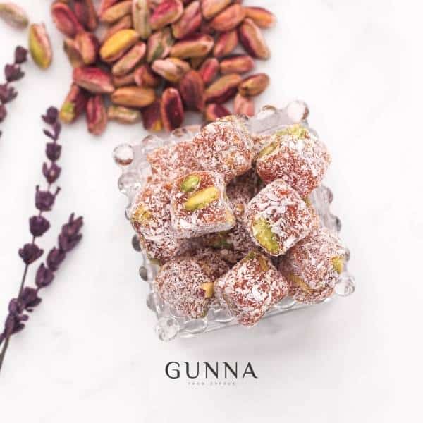 Antep fıstıklı küp cezerye, geleneksel Türk tatlısı, pistachio ve cevizle zenginleştirilmiş enfes le.